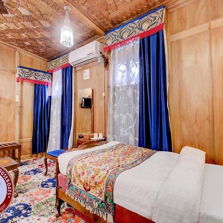 Lake Victoria Houseboats Bed and Breakfast Srīnagar Esterno foto