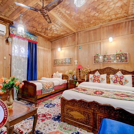 Lake Victoria Houseboats Bed and Breakfast Srīnagar Esterno foto