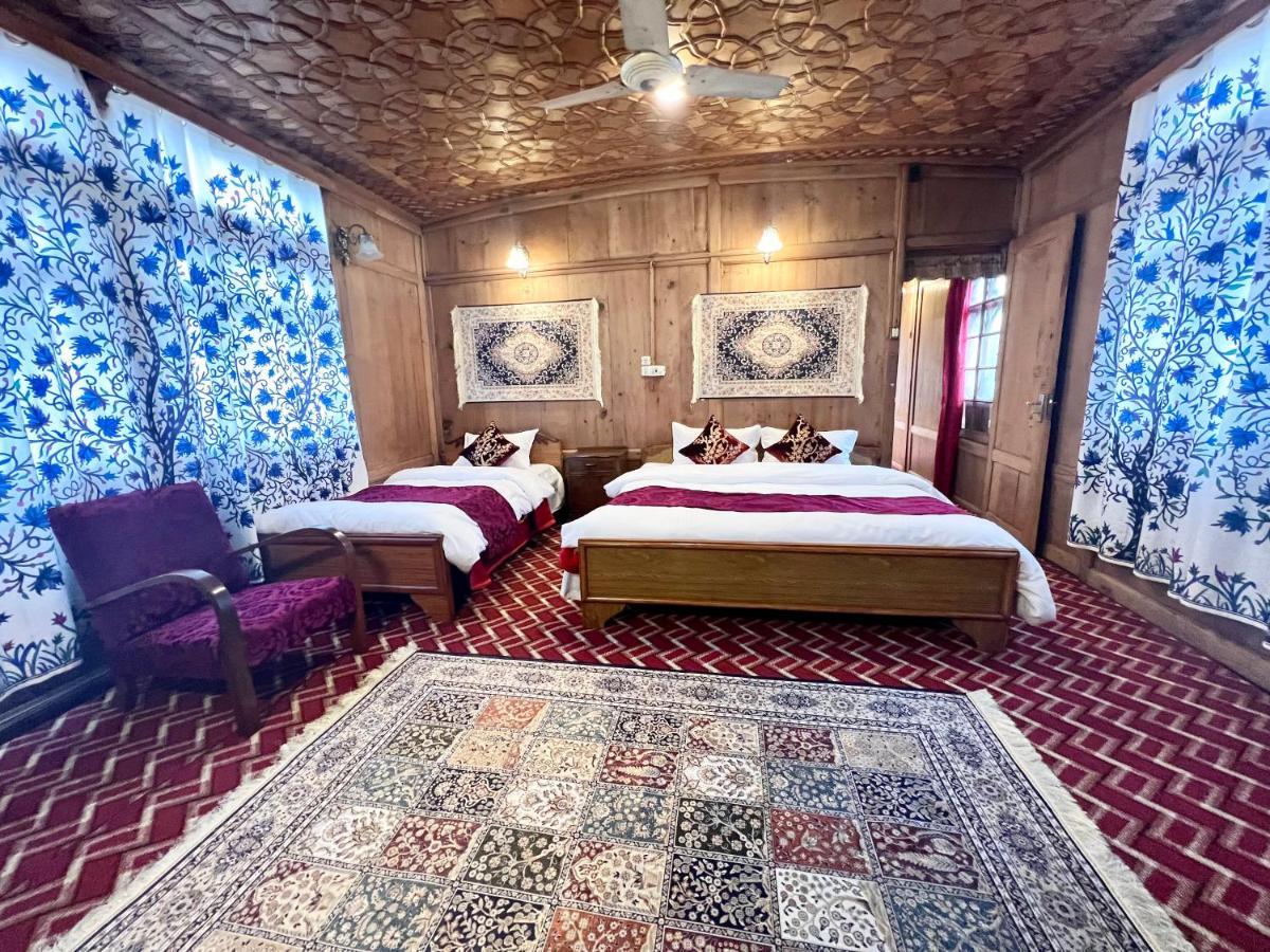 Lake Victoria Houseboats Bed and Breakfast Srīnagar Esterno foto