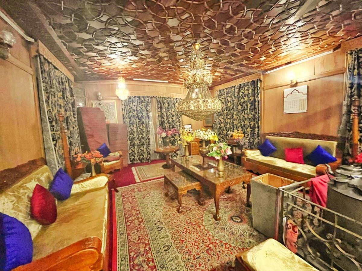 Lake Victoria Houseboats Bed and Breakfast Srīnagar Esterno foto