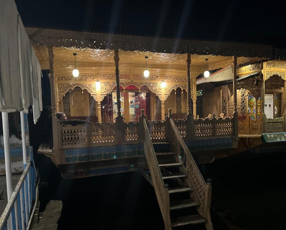 Lake Victoria Houseboats Bed and Breakfast Srīnagar Esterno foto