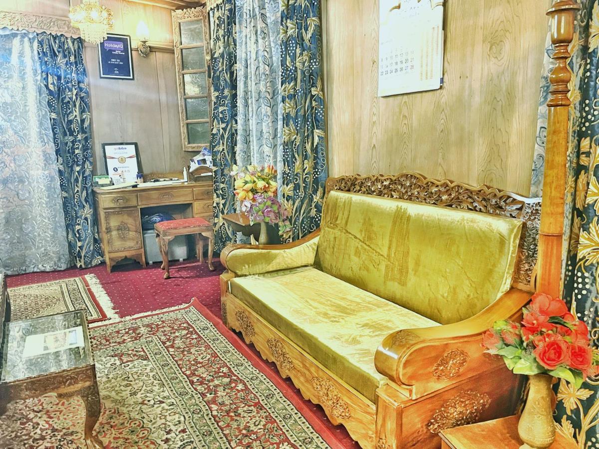 Lake Victoria Houseboats Bed and Breakfast Srīnagar Esterno foto