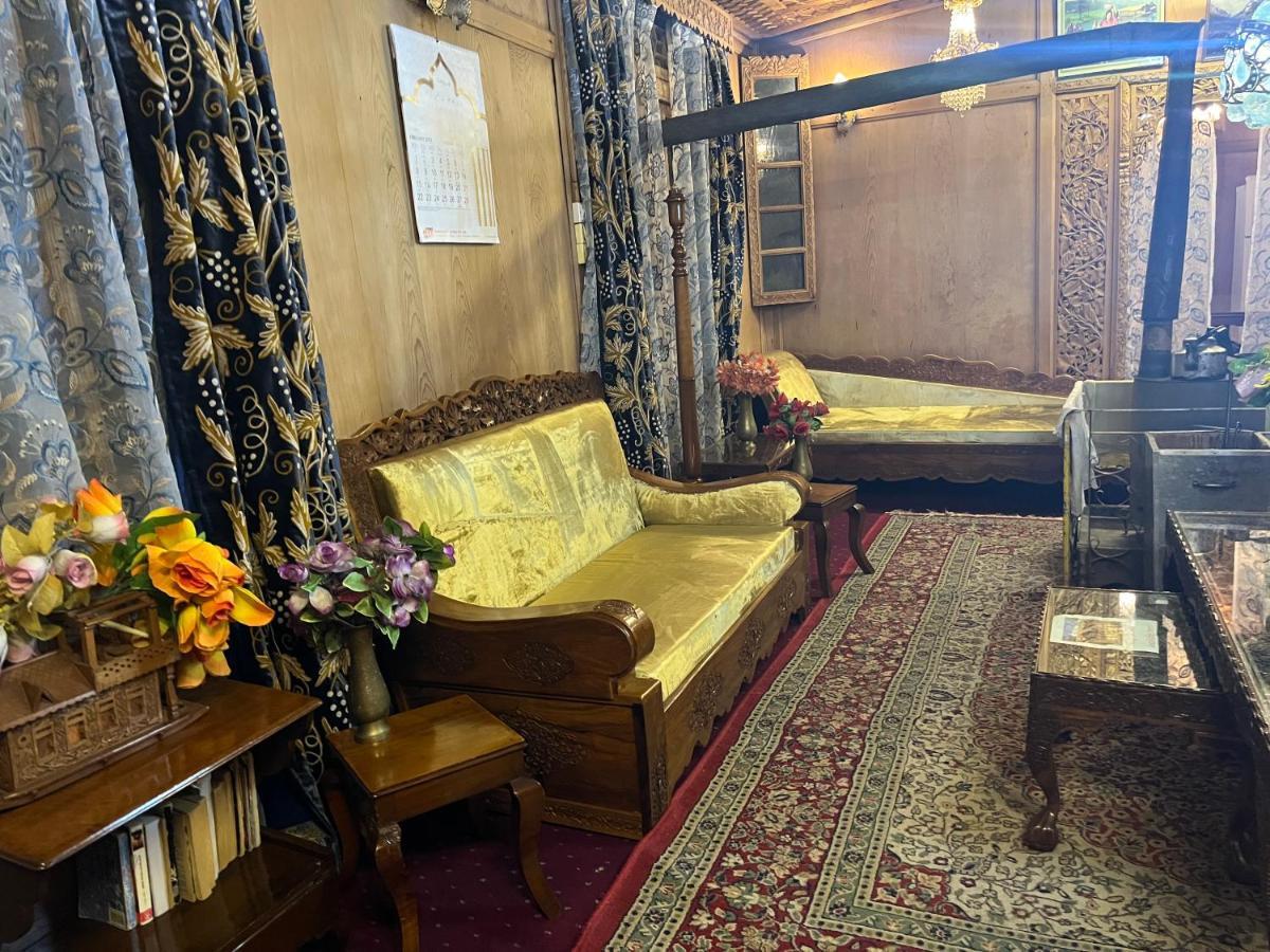 Lake Victoria Houseboats Bed and Breakfast Srīnagar Esterno foto