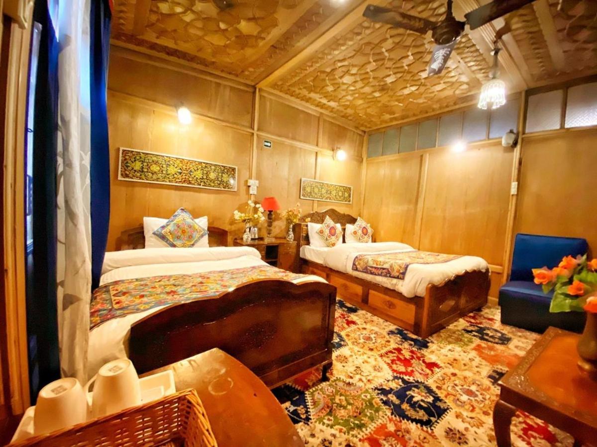 Lake Victoria Houseboats Bed and Breakfast Srīnagar Esterno foto