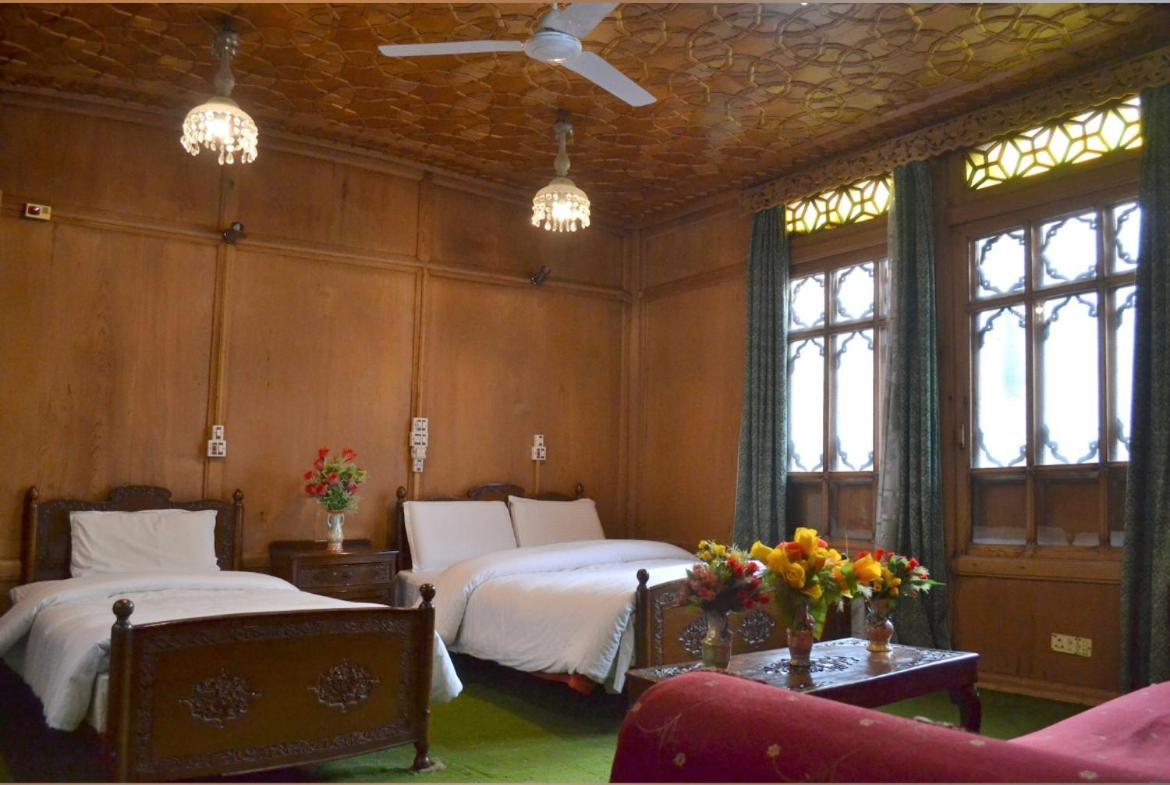 Lake Victoria Houseboats Bed and Breakfast Srīnagar Esterno foto