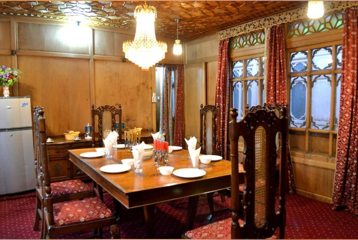 Lake Victoria Houseboats Bed and Breakfast Srīnagar Esterno foto