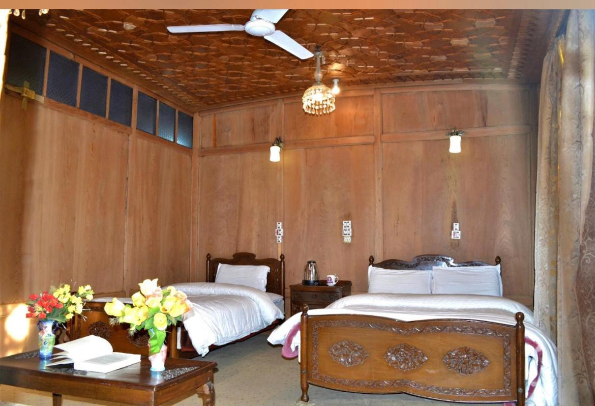 Lake Victoria Houseboats Bed and Breakfast Srīnagar Esterno foto